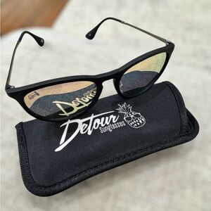 Detour HURRICANE - MATTE BLACK - DREAMSICLE
POLARIZED Sunglasses with case